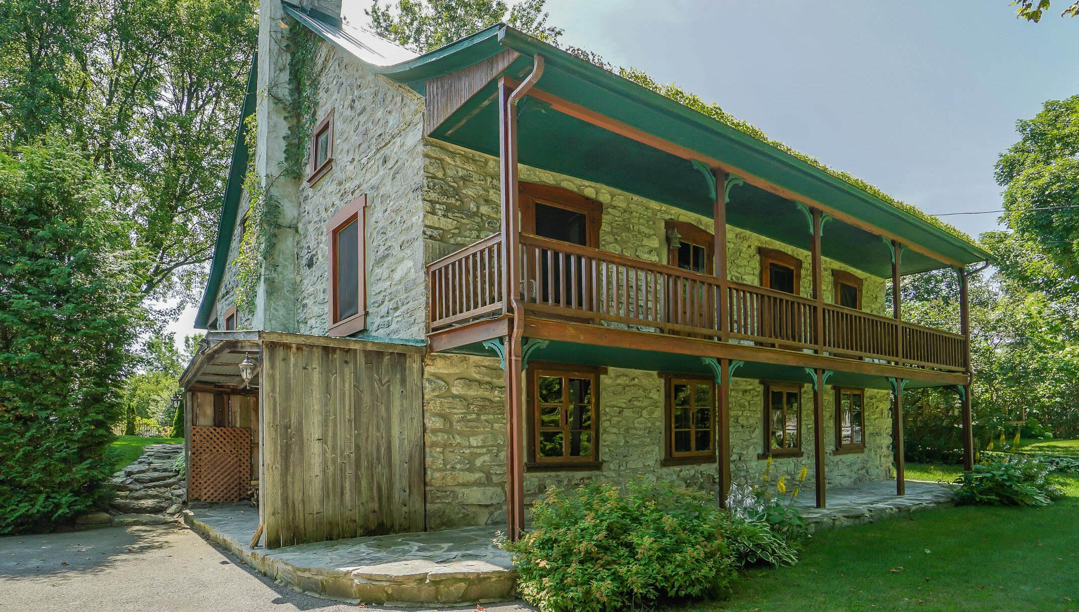 Une maison remplie d'histoire à vendre à Terrebonne Une maison remplie d'histoire à vendre à Terrebonne